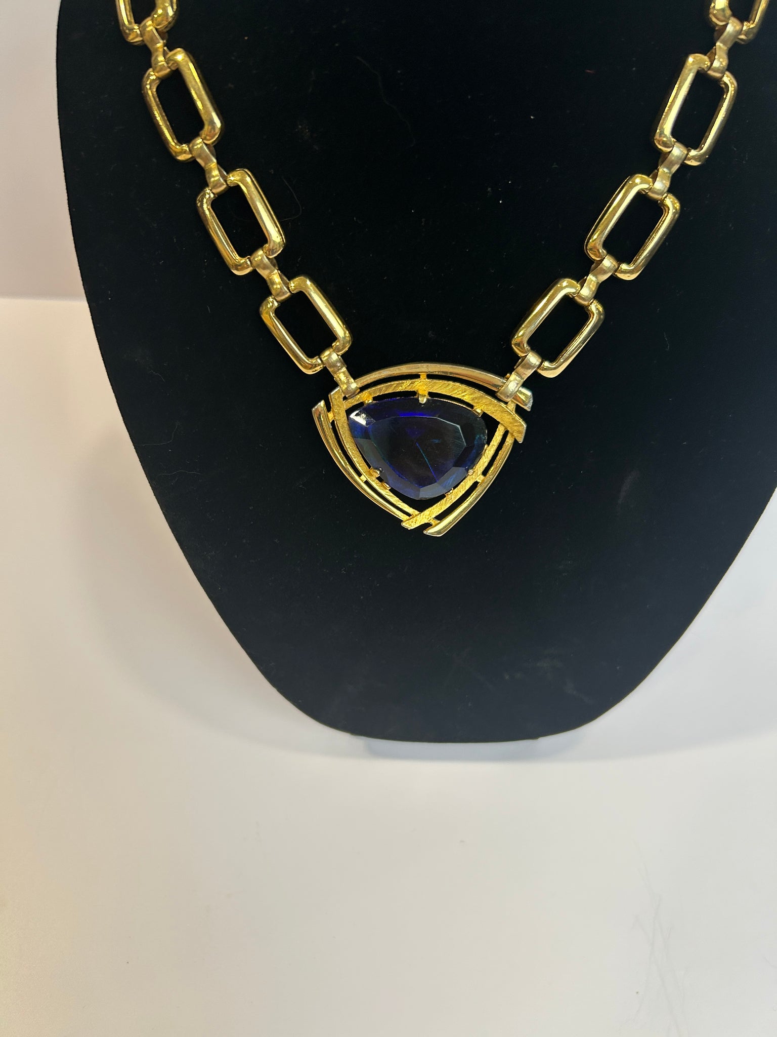Vintage Sapphire with Vintage Chain in gold
